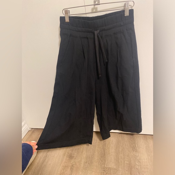 Aritzia Babaton Black Luiz Cropped
Wide Leg Pants Size XSmall - Picture 3 of 5